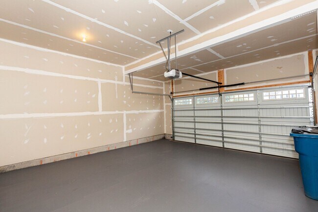 Building Photo - 5 Bed, 4.5 Bath Single Family Home in Step...