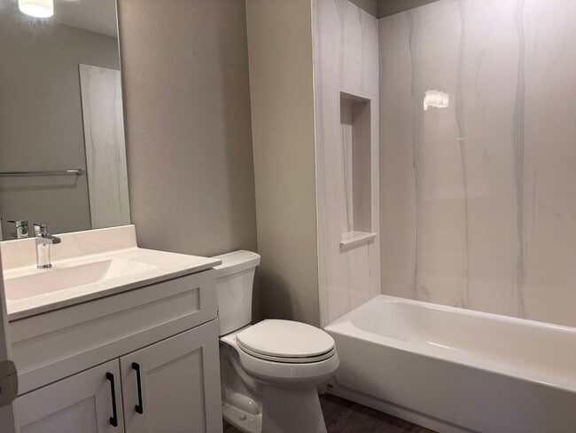 Building Photo - Villa Loma Town Home