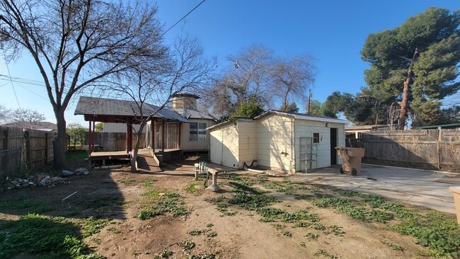 Building Photo - 805 Apple St