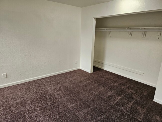 Building Photo - (Section-8 Ok) 3-Bed Apartment home with C...