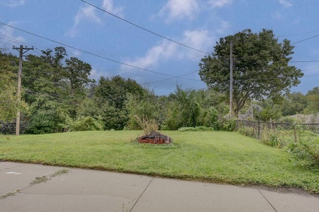 Building Photo - Charming and Spacious Home!