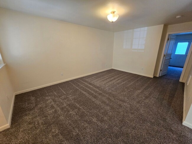 Building Photo - North Gilham Condo