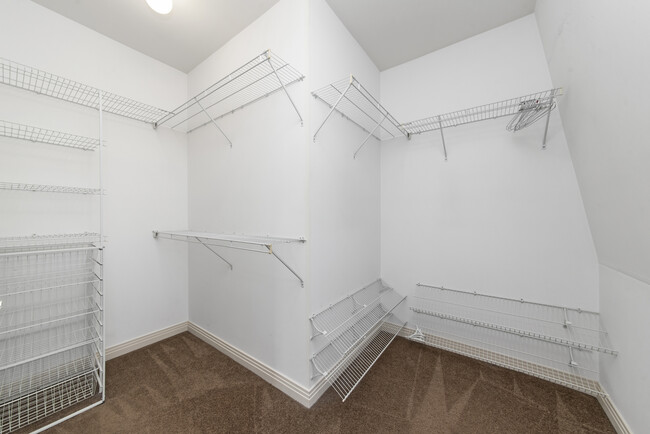 Building Photo - 2632 N Hartland Ct