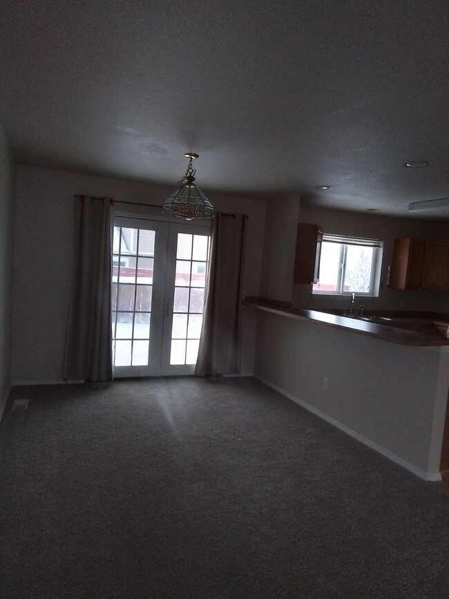 Building Photo - 4 bedroom: Super Clean with new carpet and...