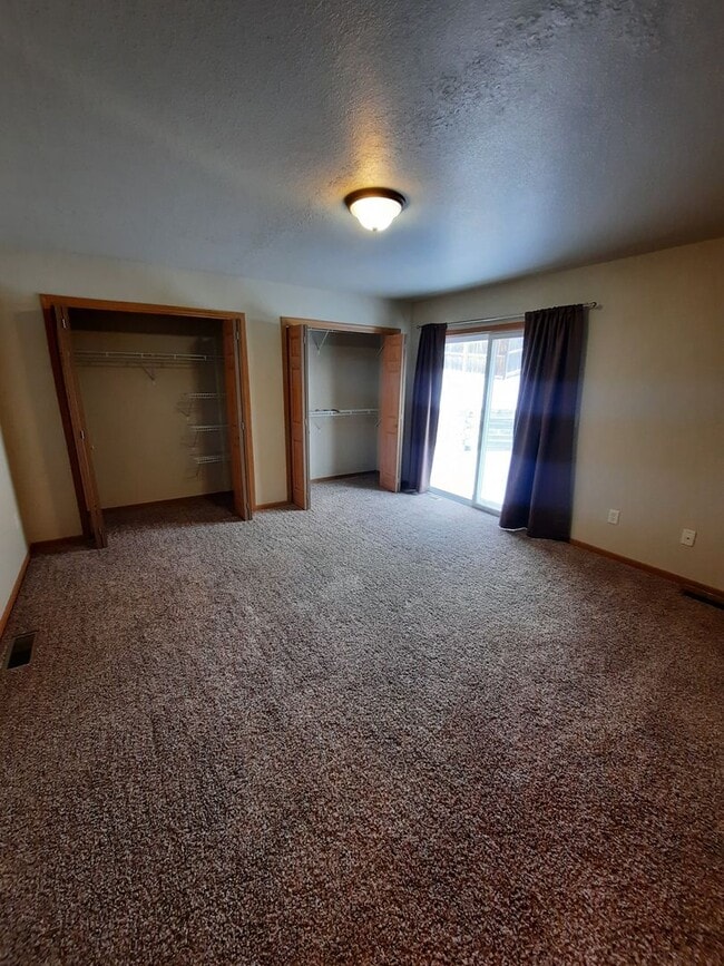 Building Photo - 3 BEDROOM | 2 BATH | TRI-LEVEL | NORTH