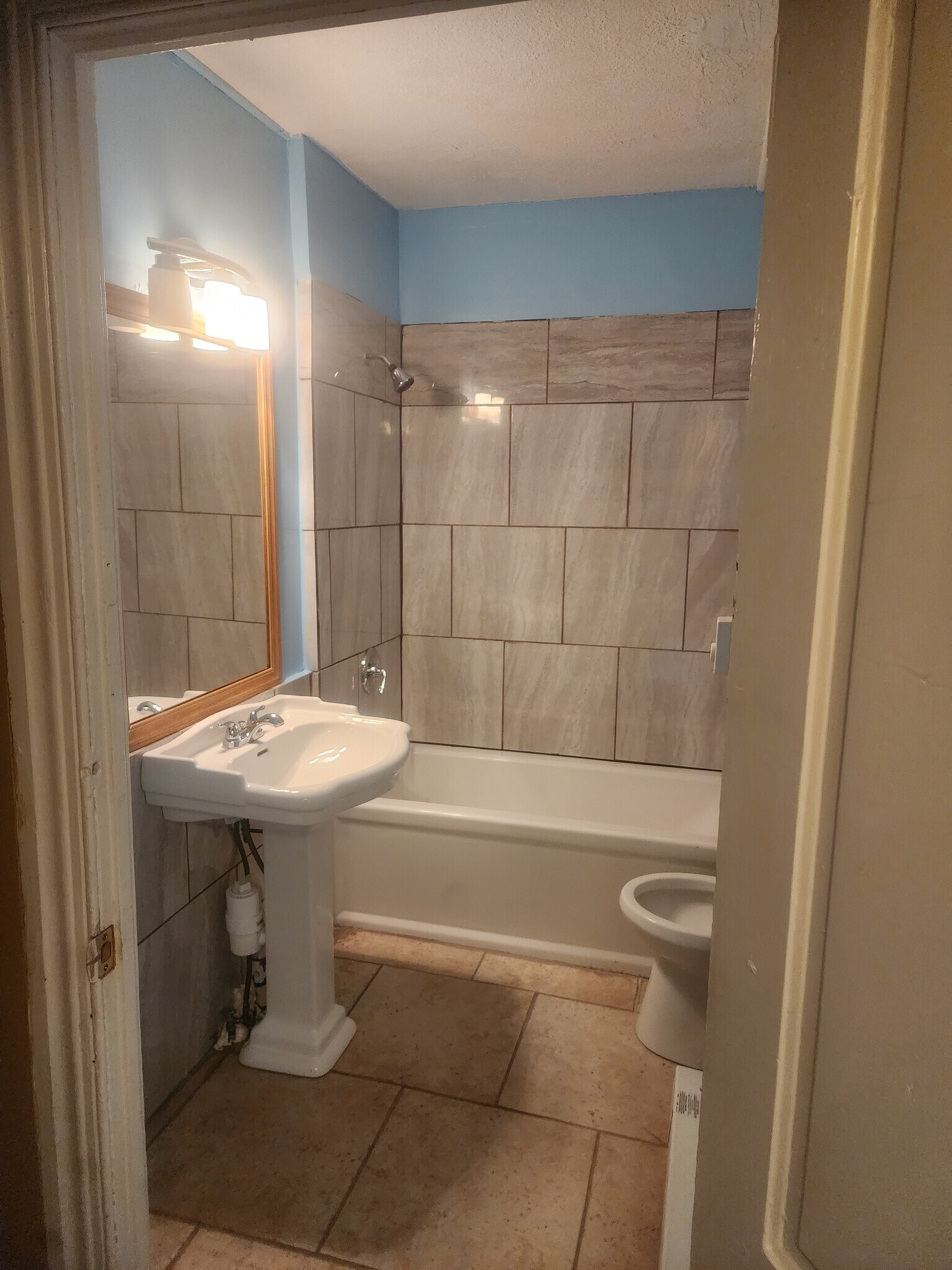 Building Photo - 40 Maple St