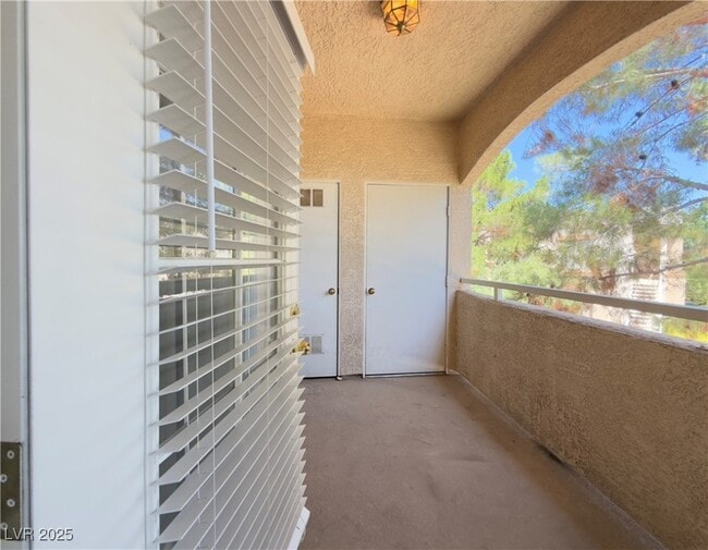 Building Photo - 3400 Cabana Dr