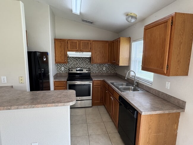 Building Photo - 683 Sagamore Dr