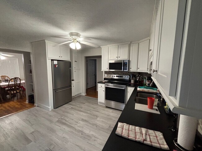 Building Photo - Beautiful Move in ready House!