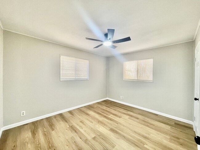 Building Photo - 2 Bedroom / 1 Bathroom Duplex Unit with In-Unit Washer/Dryer Connections