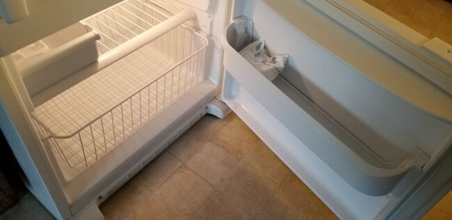 Building Photo - 3 bedroom, 2 bathroom home in well established neighborhood.