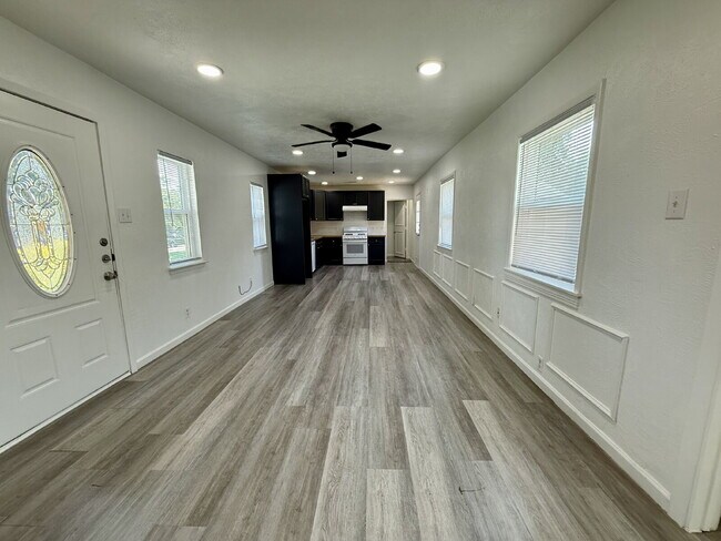 Building Photo - "Charming 3-Bed Oasis with 2 Full Baths in Garland – 1160 Sq Ft of Comfort at 1617 Meadowbrook!"