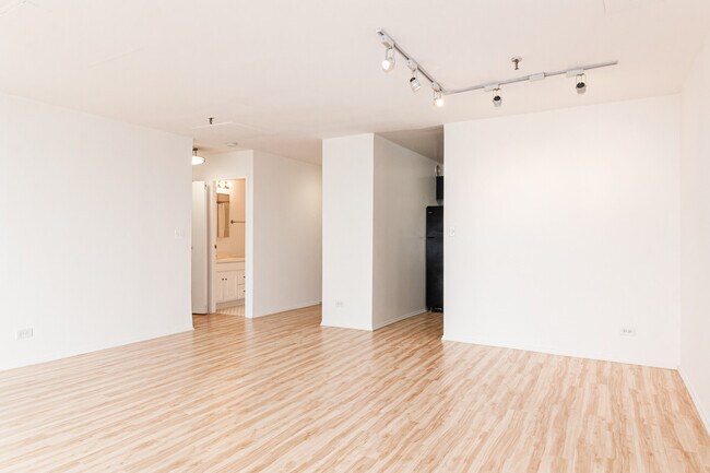 Building Photo - 1120 N La Salle Dr