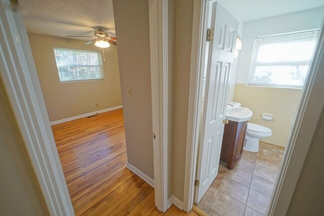Building Photo - Cozy 3/2 Single Family Home