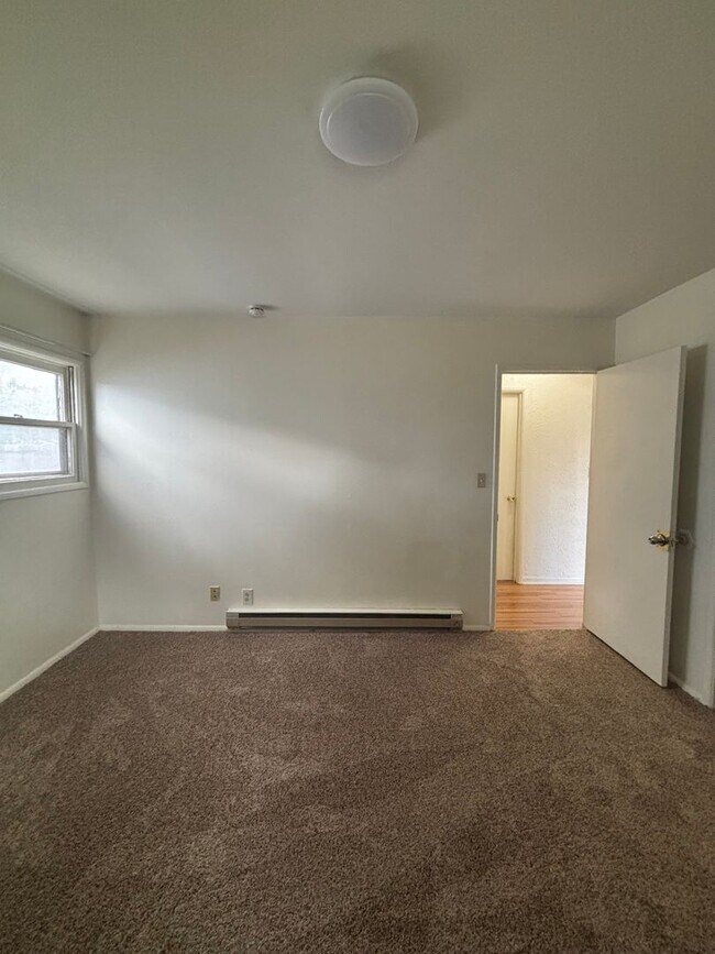 Building Photo - 3BR Home with Large Yard  Steps from Chenowith Elementary