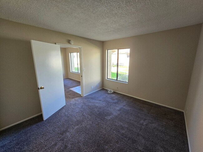 Building Photo - Fantastic 4 Bed, 3 Bath condo!