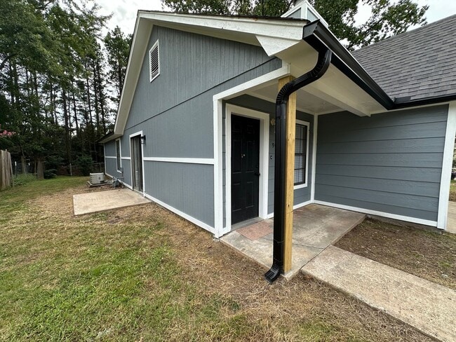 Building Photo - Welcome to this charming 3-bedroom, 2-bath...