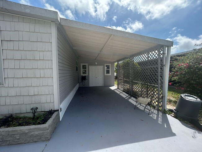 Building Photo - Adorable 2/2 manufactured home in over 55 ...