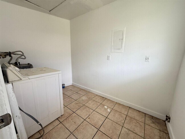 Building Photo - 1703 Palm Dr