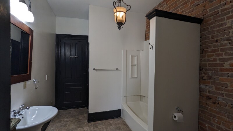 Building Photo - 346 S Rose St