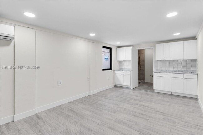 Building Photo - 725 SW 1st Ave