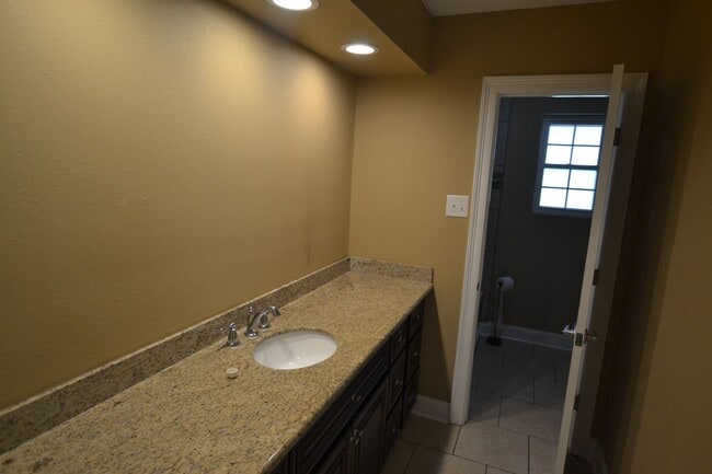 Building Photo - Must See!  Beautifully remodeled 3 bedroom, 2 bath home in Park Forest - Oakcrest Subdv