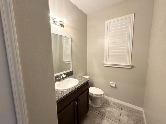 Building Photo - Charming 3-Bed Oasis with 2.5 Baths in Beautiful Bexley!