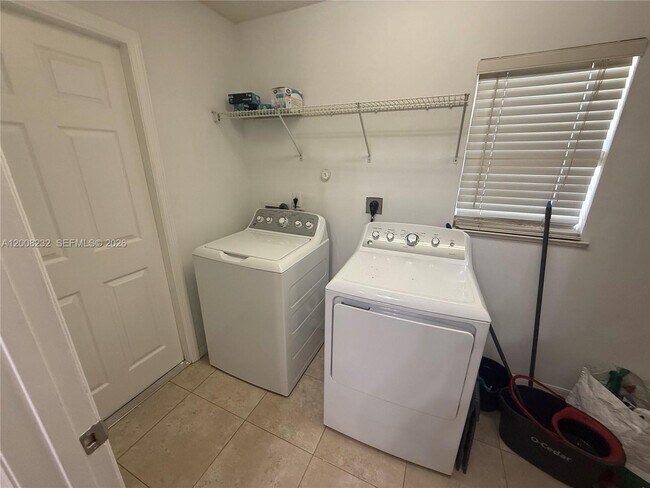 Building Photo - 3262 SW Cohutta St