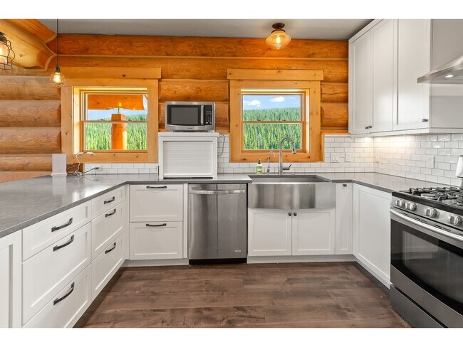 Building Photo - Beautiful Home on 10 Actre