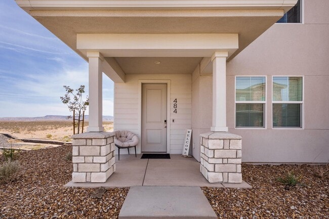 Entry - 484 W Greenstone Pl