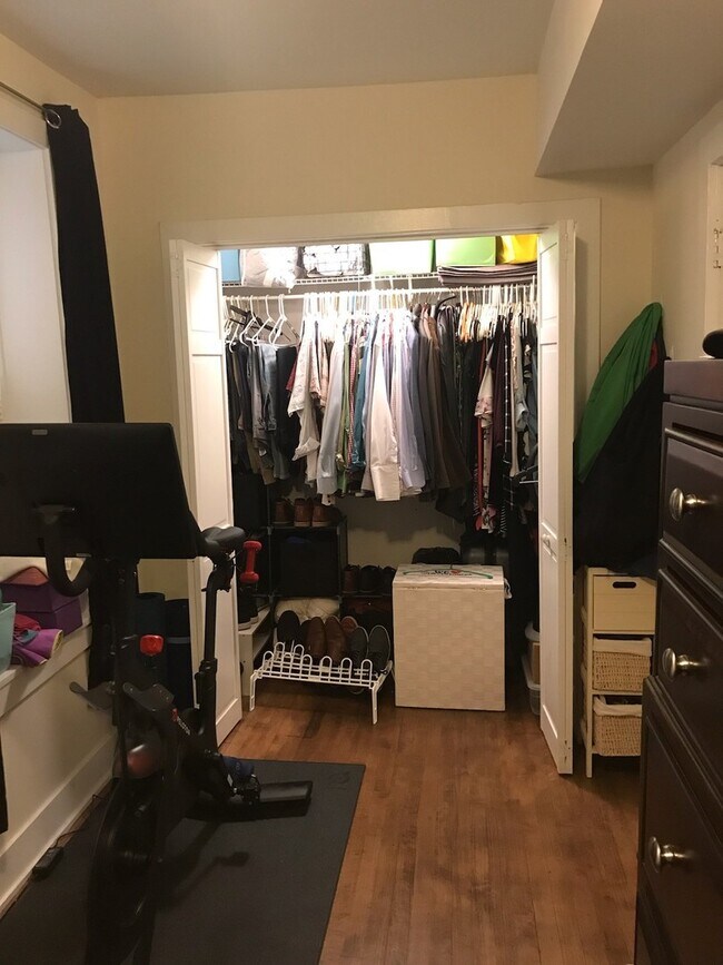 Building Photo - Large Updated 2 Bedroom/1 bath GARDEN in B...