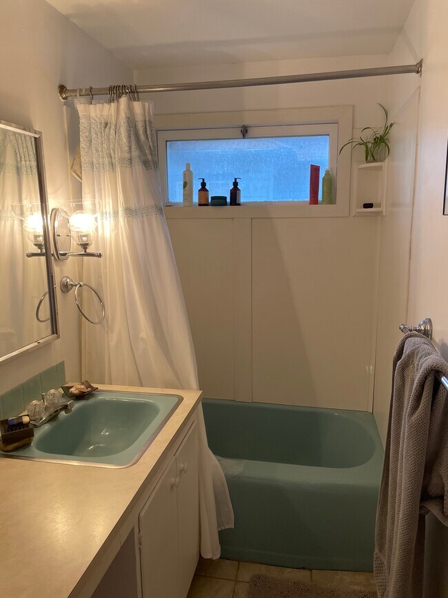 Full Bathroom - 121 7th St