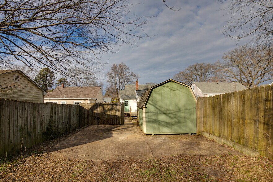 Building Photo - 2629 Dellrose Ave