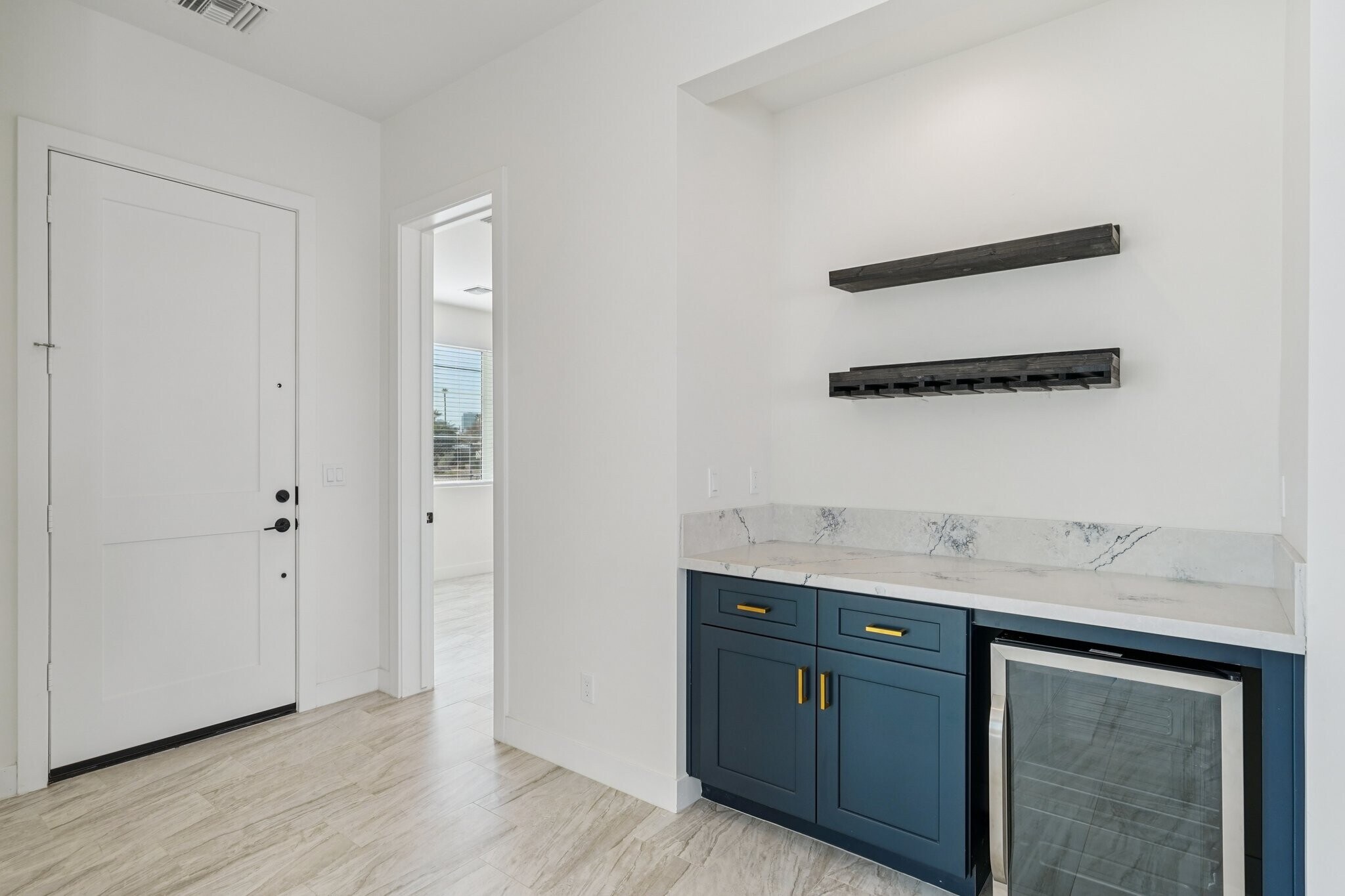 Building Photo - 910 E Roma Ave