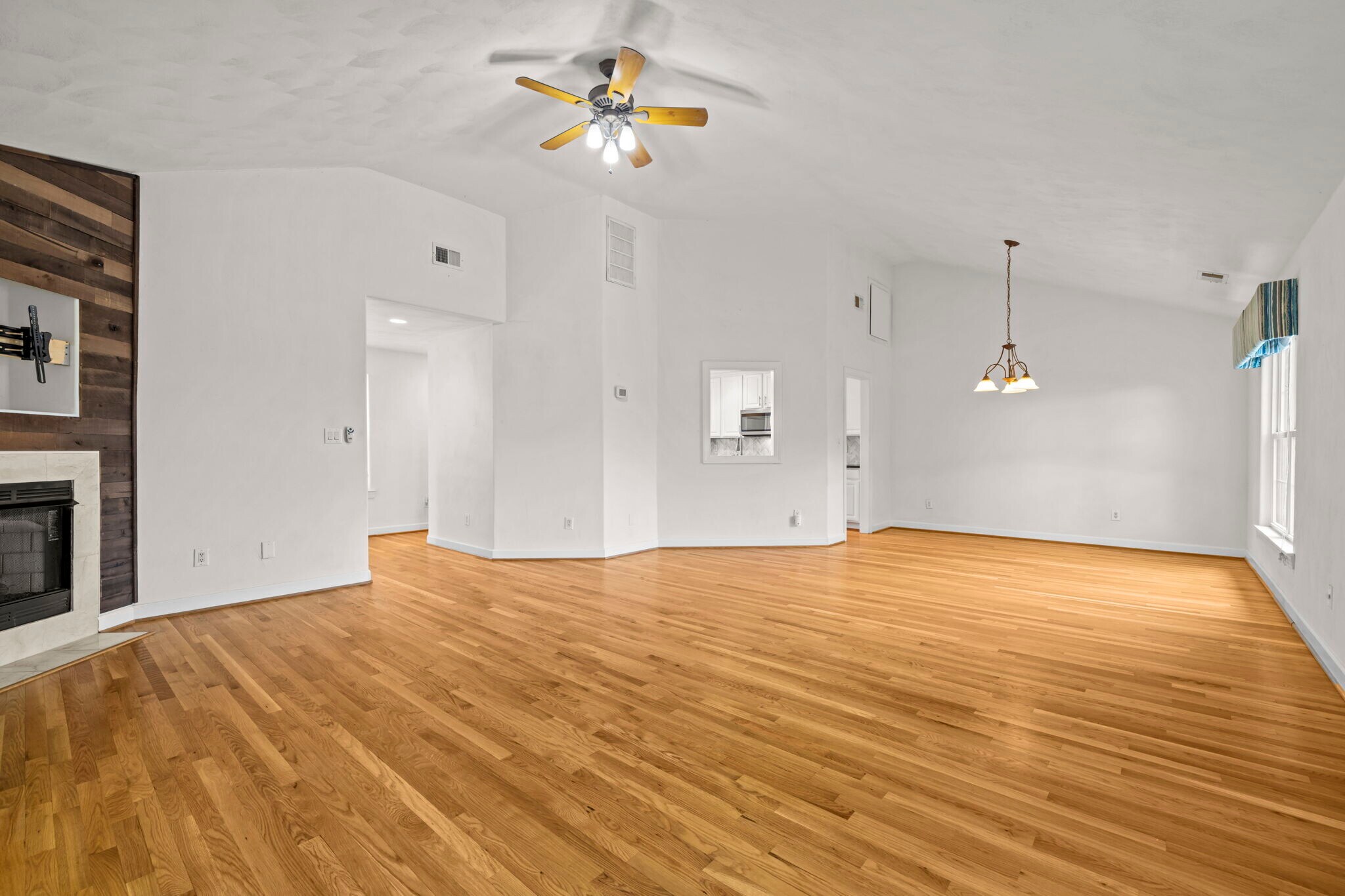 Building Photo - 208 56th St