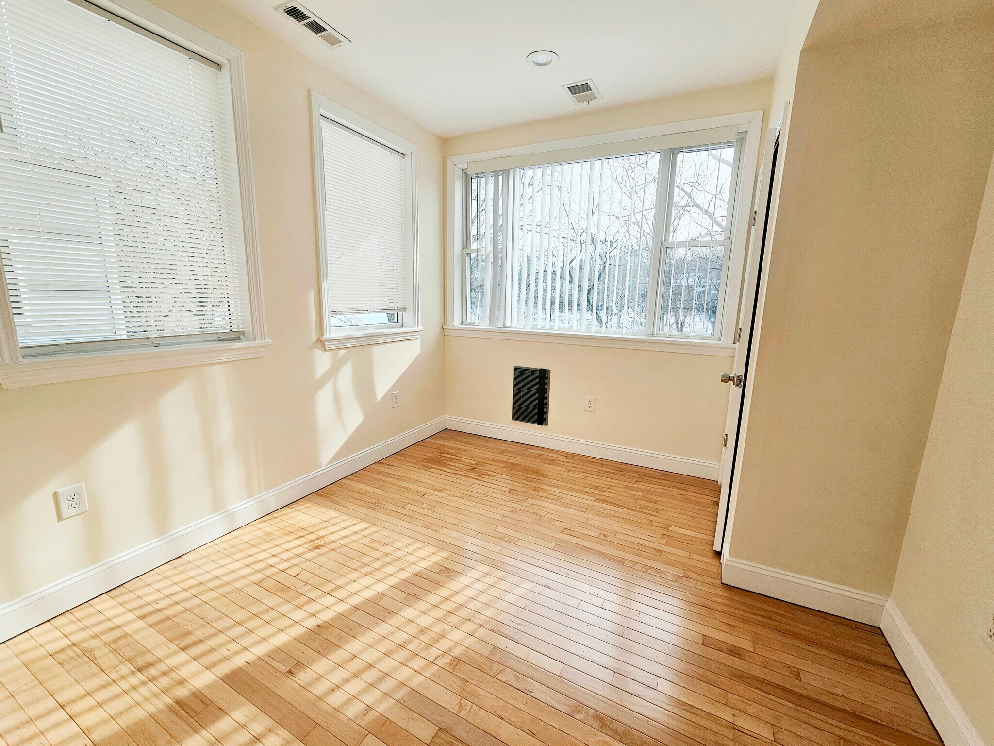 Building Photo - 1803 Beacon St