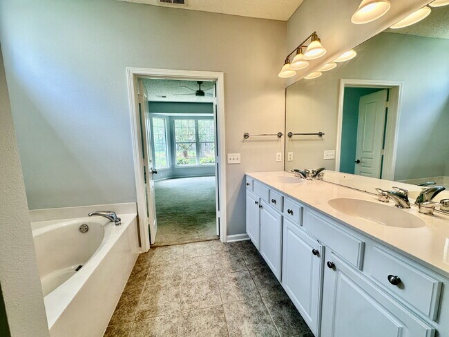 Building Photo - Outstanding Two Bedroom Home in Sun City!
