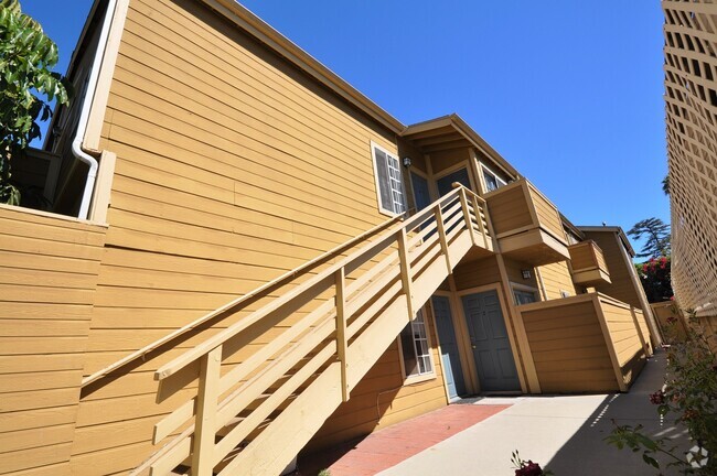 Building Photo - 12142 Oxnard St