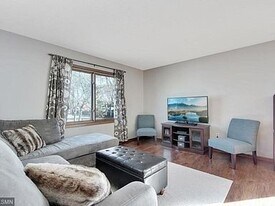 Building Photo - 1A Golden Oak Dr