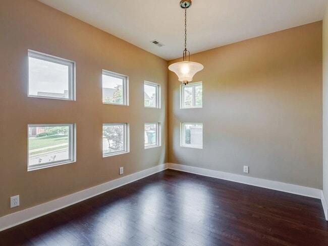 Building Photo - 3 Bed 2.5 Bath Luxury Townhome