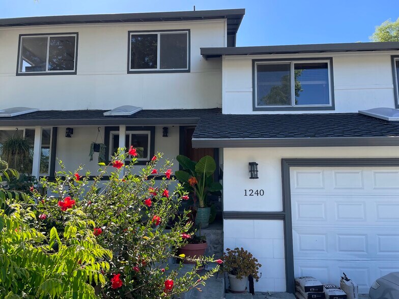 Building Photo - 1240 Oak Knoll Dr