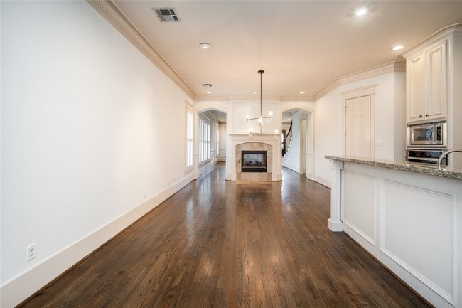 Building Photo - 842 W 22nd St
