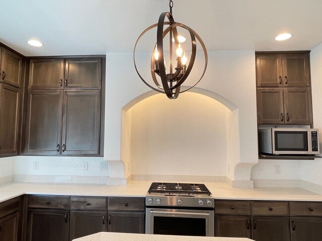 Building Photo - 3 Story house 4 bedroom / 3.5 bath, Southwest