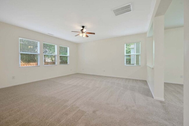 Building Photo - 3 Bedroom Open Concept with Enough Room fo...