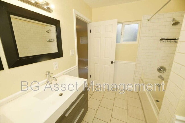 Building Photo - 3830 Twin Oaks Way