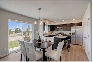 Building Photo - Meadowland Townhomes