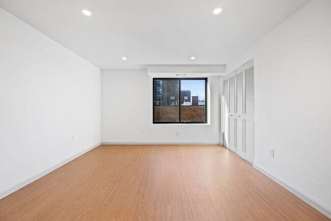 Building Photo - 1243 Beacon St