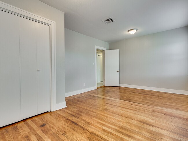 Building Photo - Updated DUPLEX + Minutes away from The Plaza, Paseo, Midtown, Uptown District!