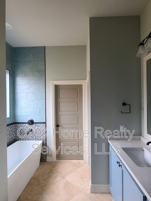 Building Photo - 4800 Hambletonian Ln