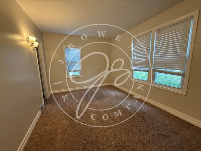 Building Photo - Charming 4 bedroom 2 bathroom close to the University of Toledo.